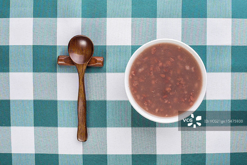 餐桌上的紫米粥图片素材