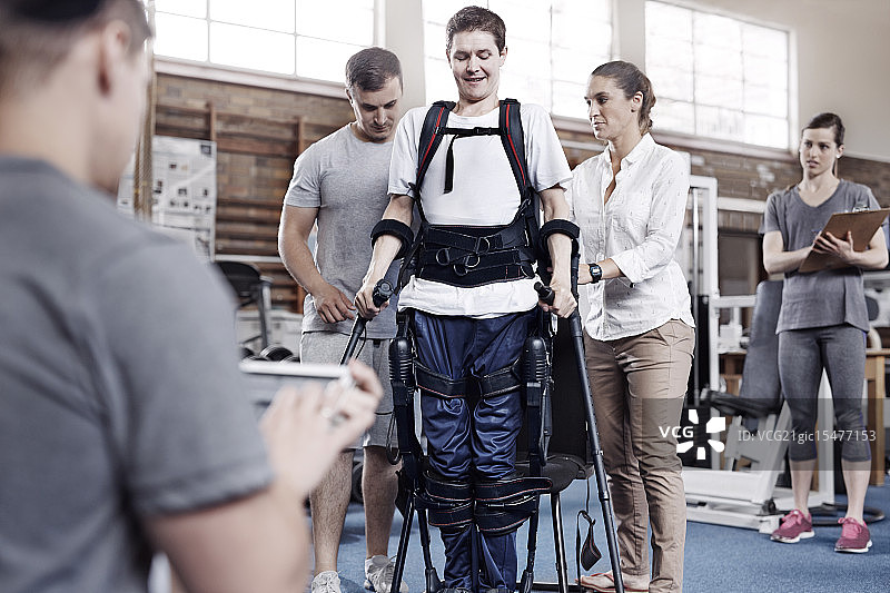 理疗师指导男子步行图片素材