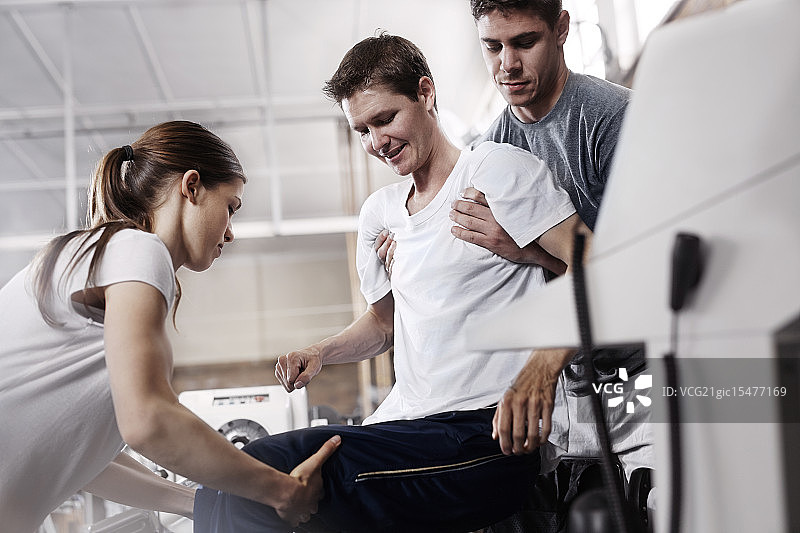 理疗师抬起男子图片素材