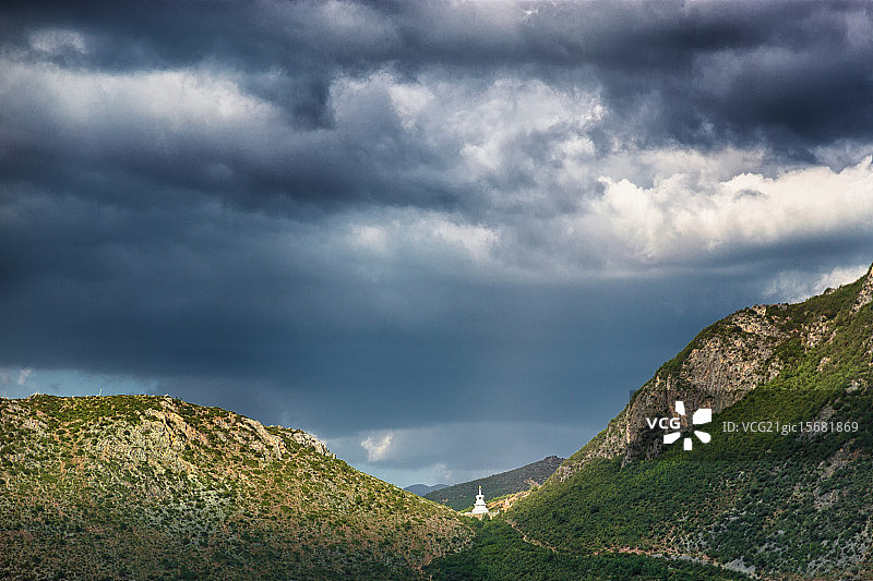 云南香格里拉暴雨前的山中白塔图片素材