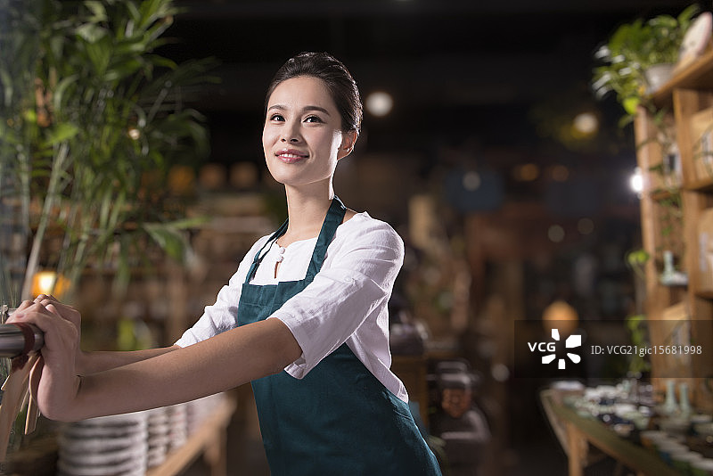 Tea house owner opening door图片素材