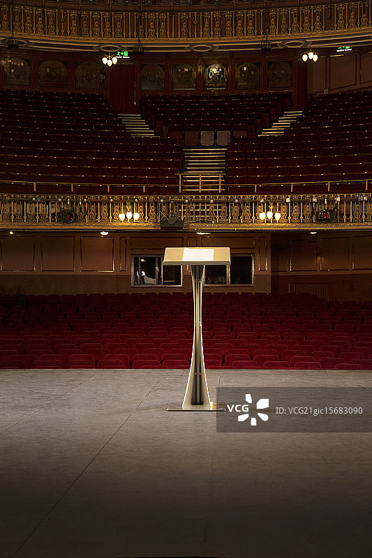 空剧院内的舞台讲台图片素材