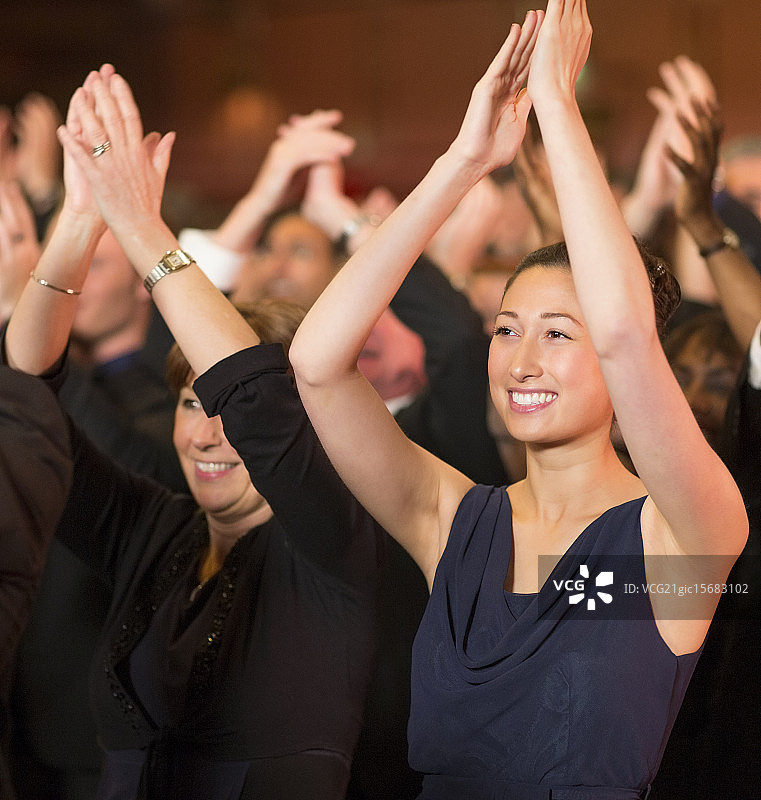剧院观众席中热情鼓掌的女士们图片素材