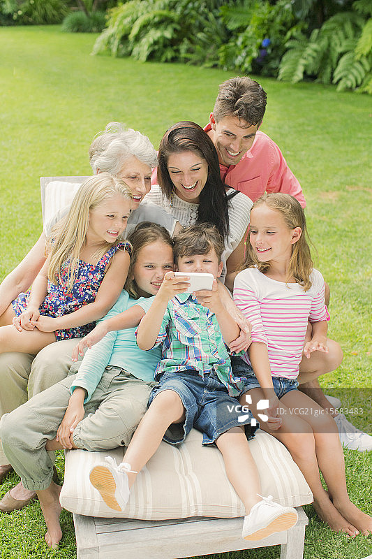 一家人在后院一起使用手机图片素材
