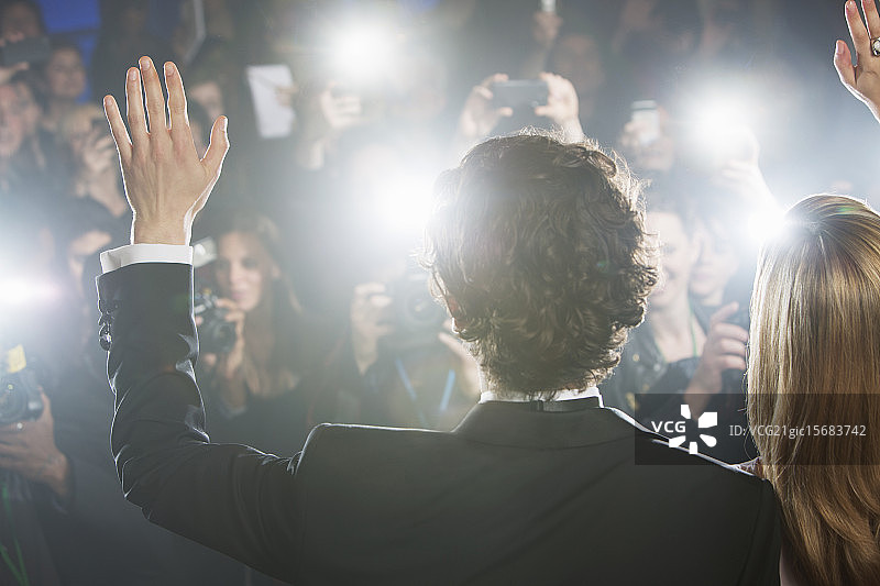 名人夫妇向狗仔队挥手的背影图片素材