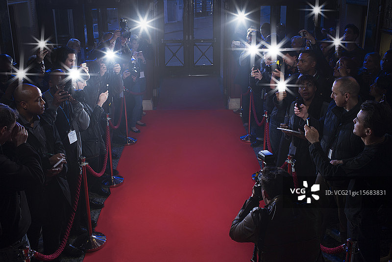 狗仔队在红地毯上等待图片素材