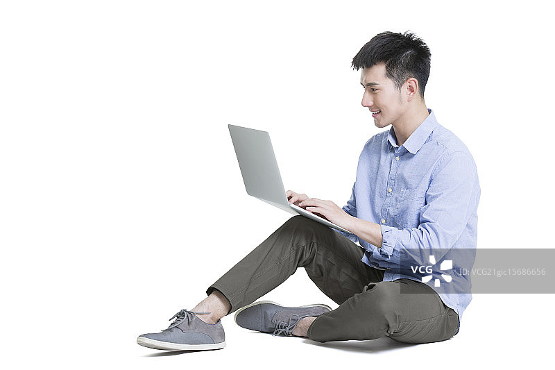 年轻男子使用笔记本电脑图片素材