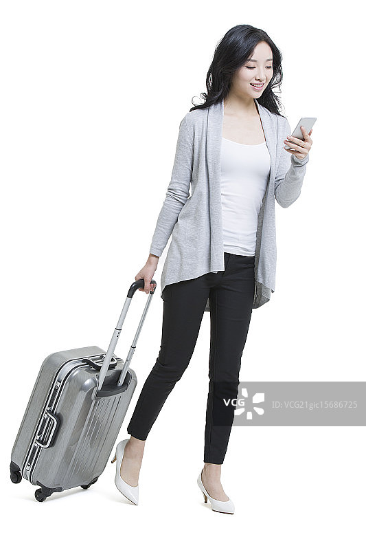 年轻女子带着旅行箱和手机旅行图片素材
