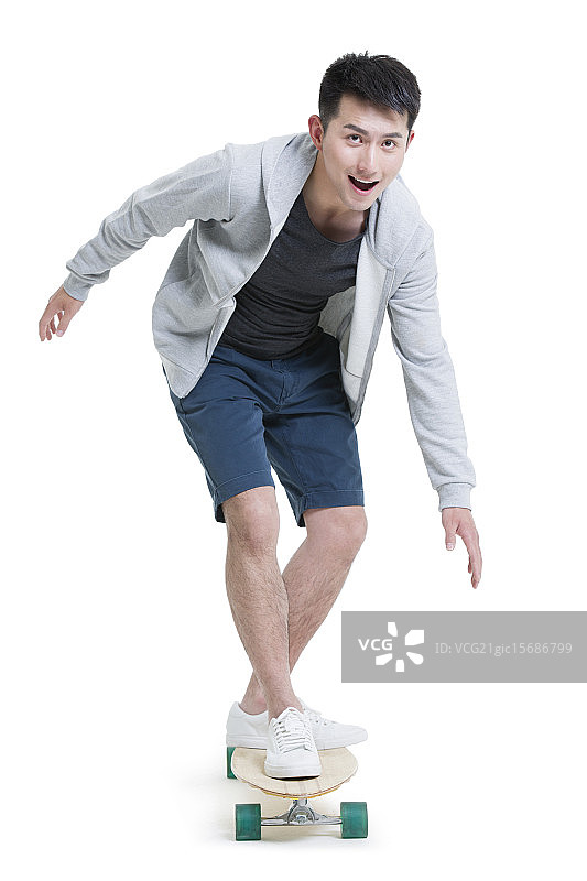 快乐的年轻男子滑滑板图片素材