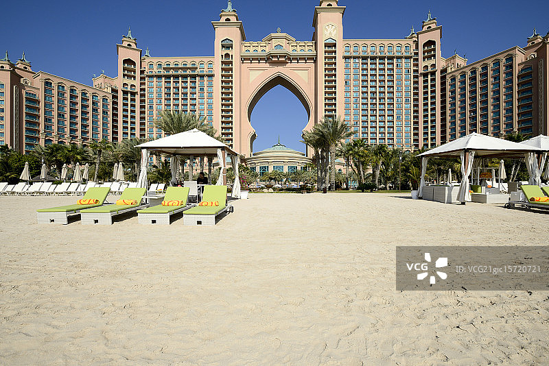 迪拜地标建筑亚特兰蒂斯棕榈酒店和门前日光浴沙滩图片素材