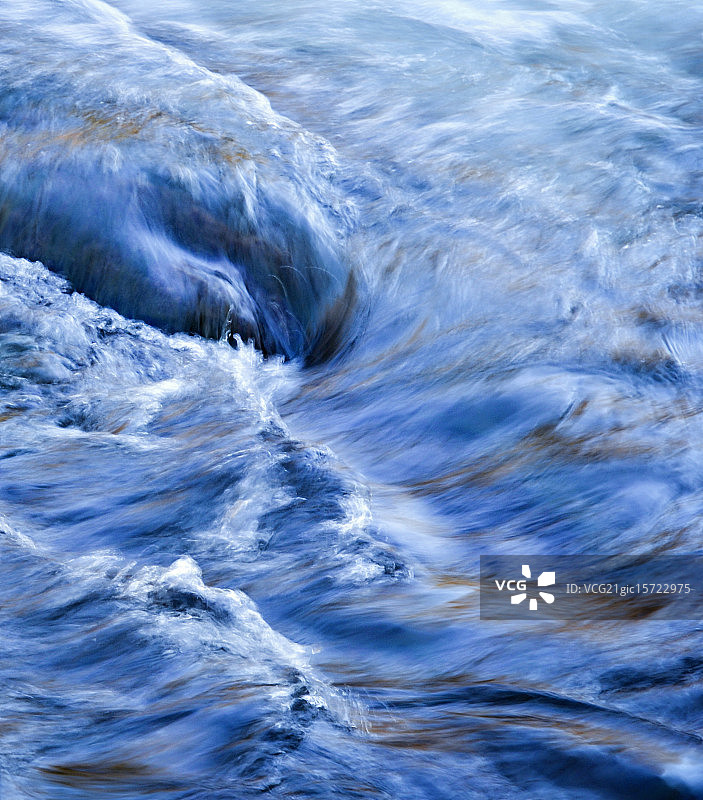 蓝色蜿蜒的河流图片素材