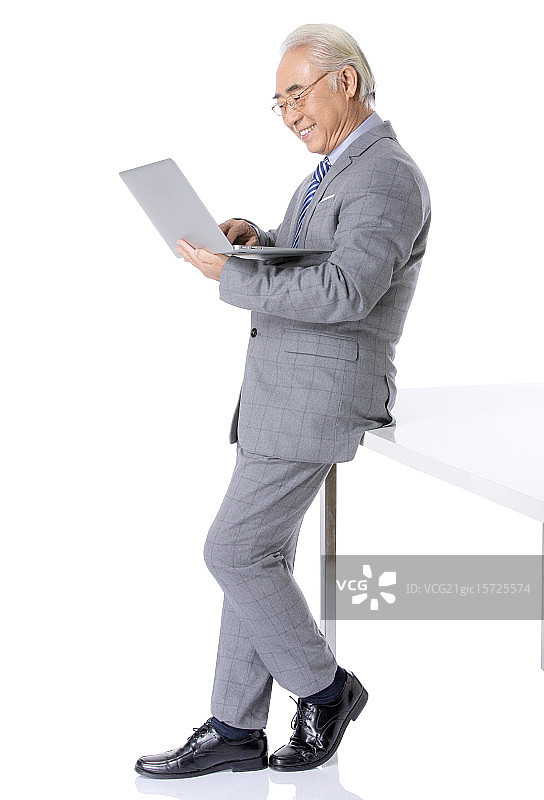 看电脑的老年商务男士图片素材