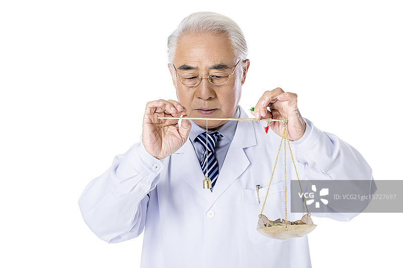 配药的老中医图片素材