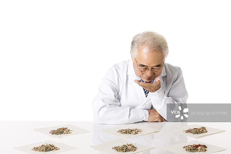 配药的老中医图片素材