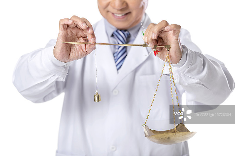 配药的老中医图片素材