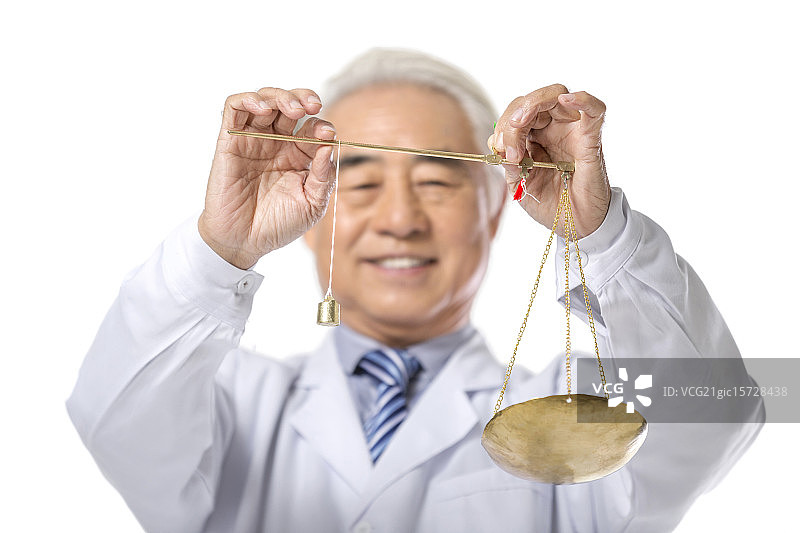 配药的老中医图片素材