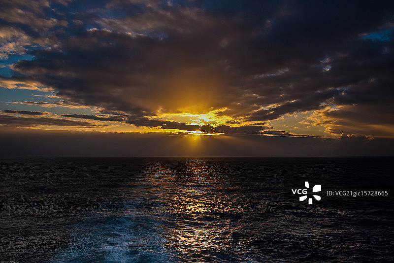 日落与尾迹图片素材