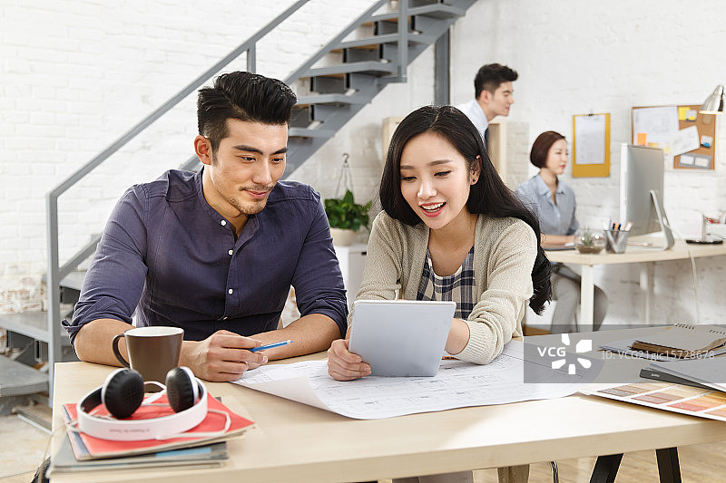 商务男女在工作室里图片素材