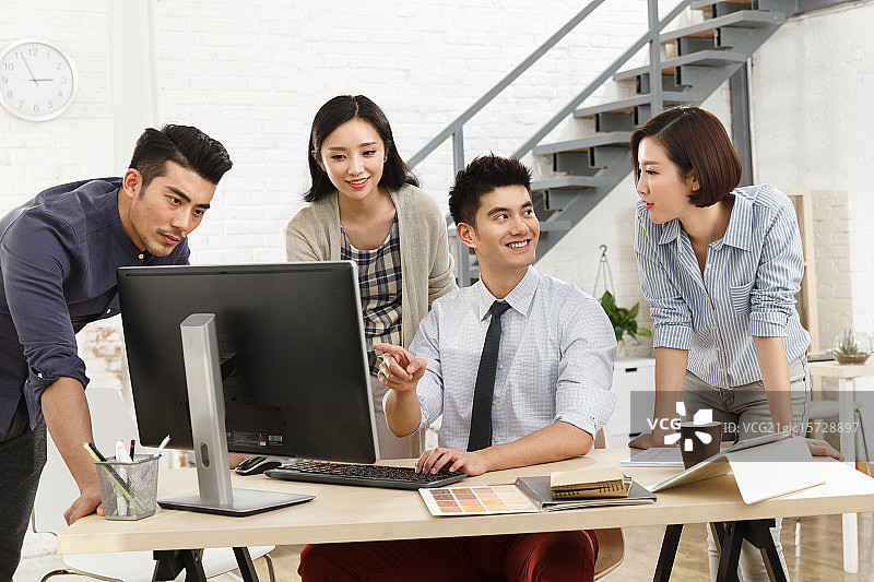 商务男女在工作室工作图片素材