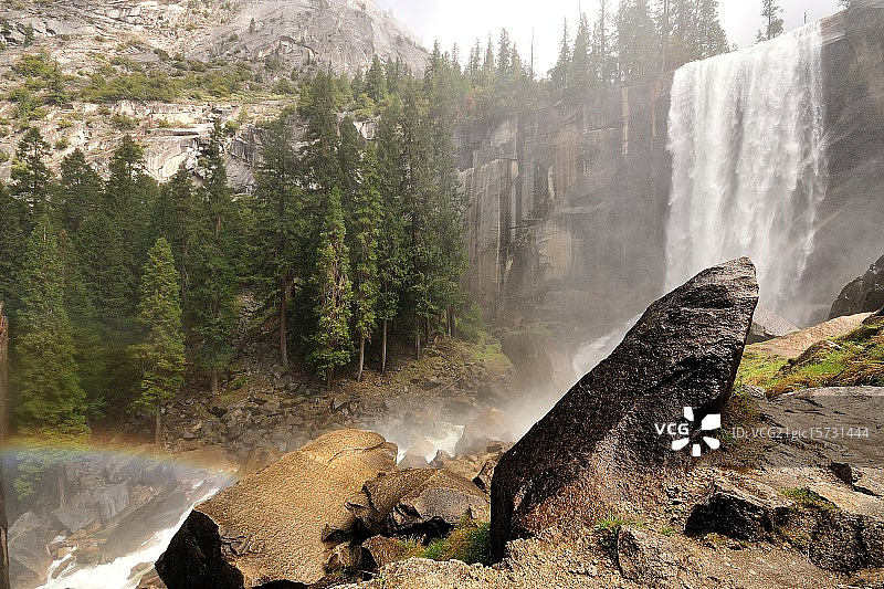 雾中的维纳尔瀑布图片素材