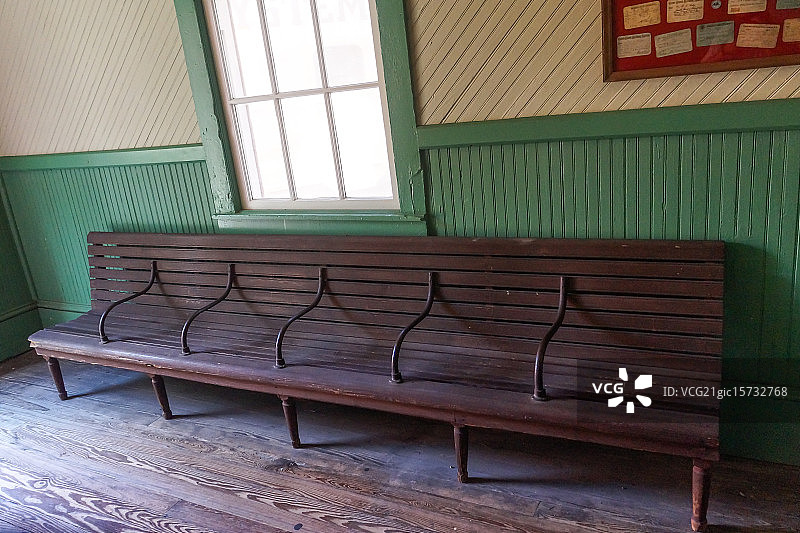 木制火车站长椅图片素材