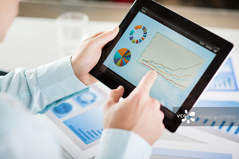 手持平板电脑的商人图片素材