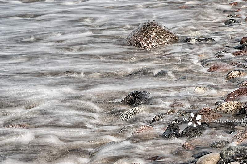 鹅卵石海滩水流图片素材