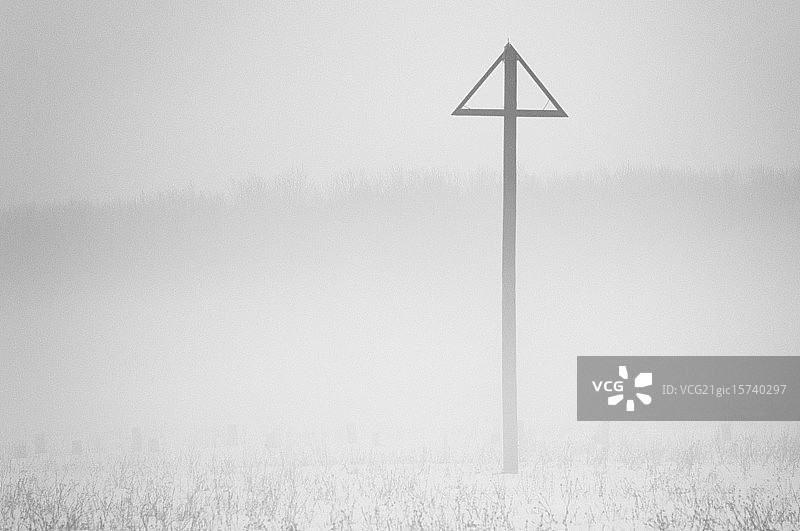 雾中的单根电线杆图片素材