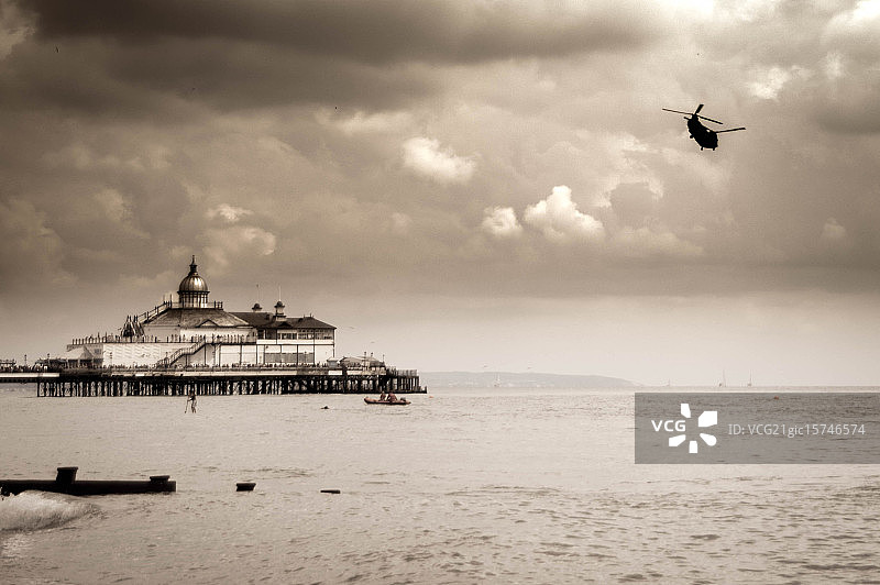 奇努克飞越伊斯特本码头图片素材