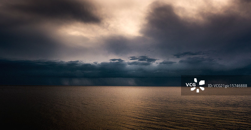靠近黑石的暴风雨图片素材