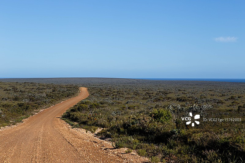 荒野中的轨道图片素材
