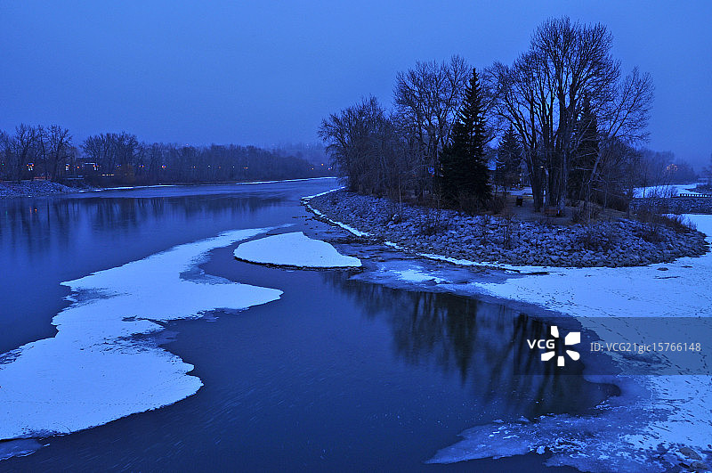 弓河上的春天图片素材