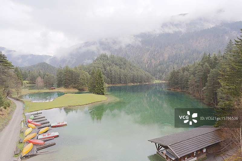 绿色的湖图片素材