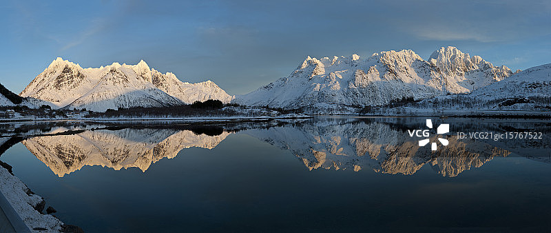 巨大的倒影图片素材
