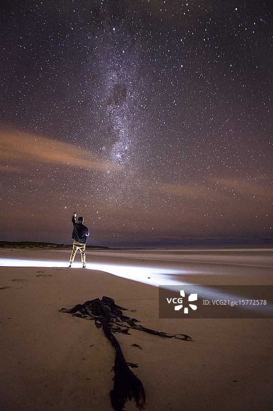 凝视星星图片素材