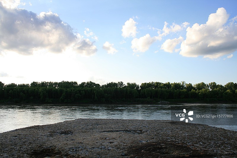 密苏里河畔的傍晚图片素材