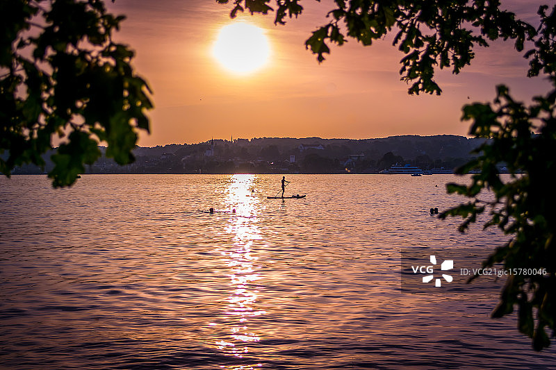 在施塔恩贝格湖上的桨板运动图片素材
