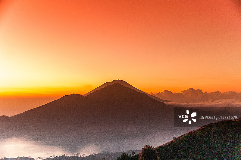 巴图尔火山日出图片素材
