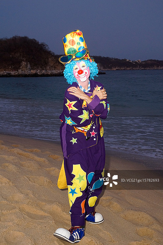 海滩上的女小丑图片素材