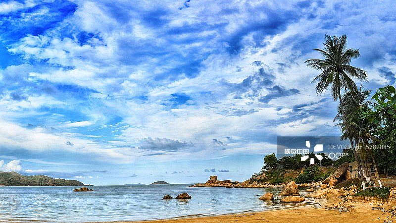 芽庄海滩的钟屿石岬角图片素材