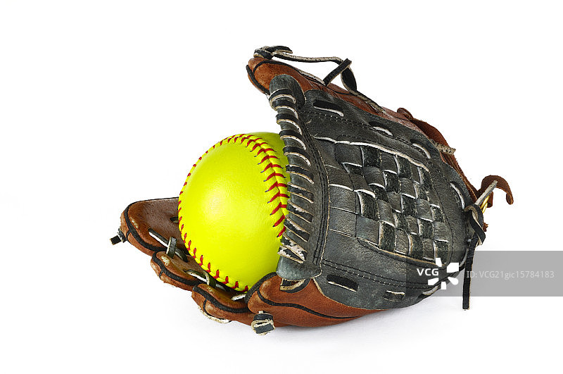 黄色垒球和手套图片素材