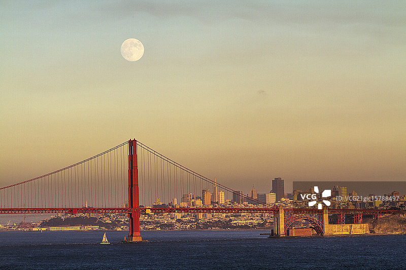 金门大桥月升图片素材