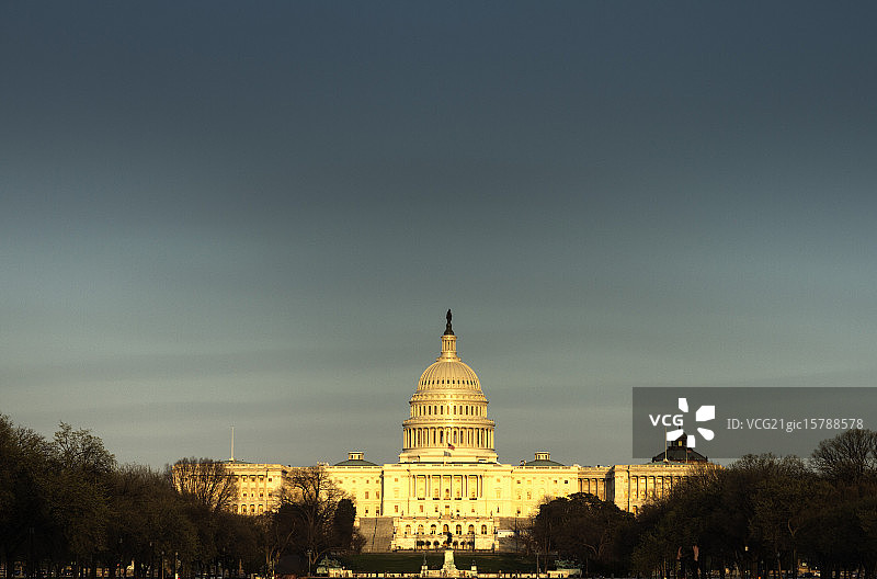 日落时分的国会大厦图片素材