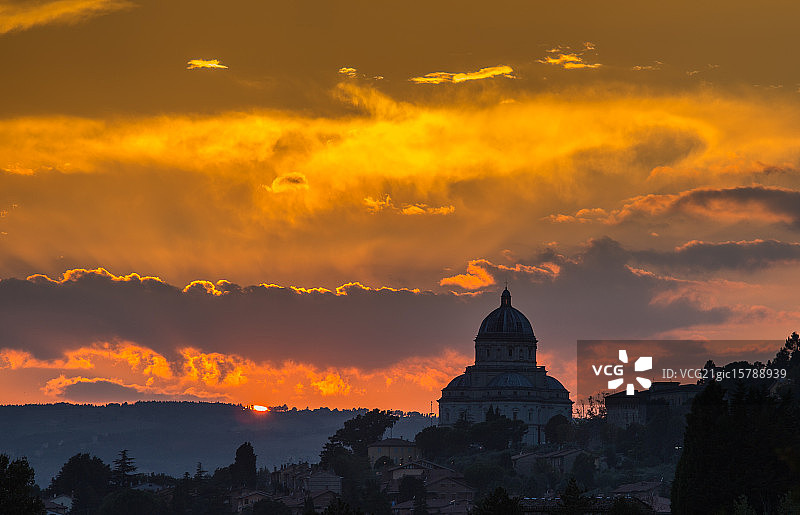 圣玛丽亚德拉孔索拉齐奥内教堂，日落时分，托迪，意大利图片素材