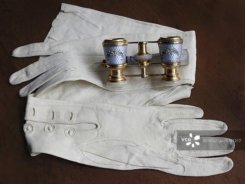 歌剧院望远镜和手套图片素材