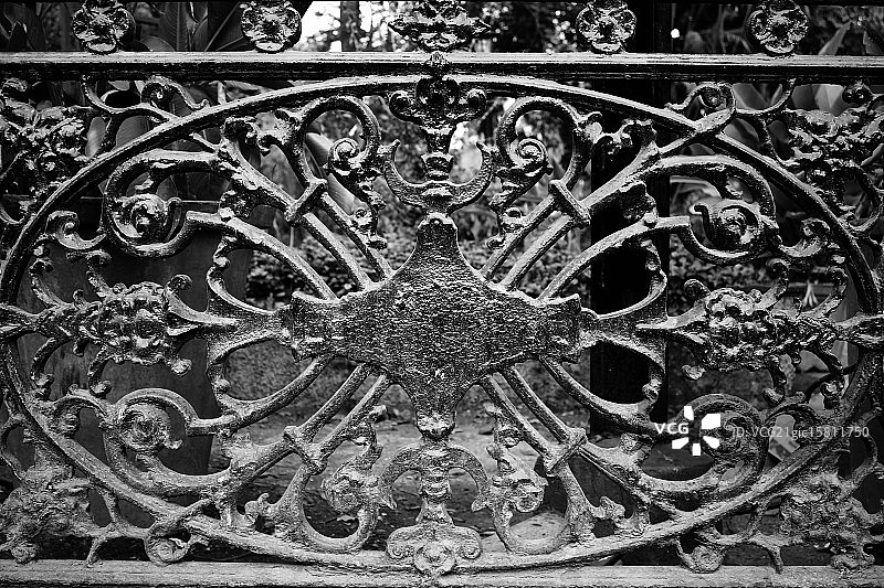 门上的古旧铸铁艺术品图片素材