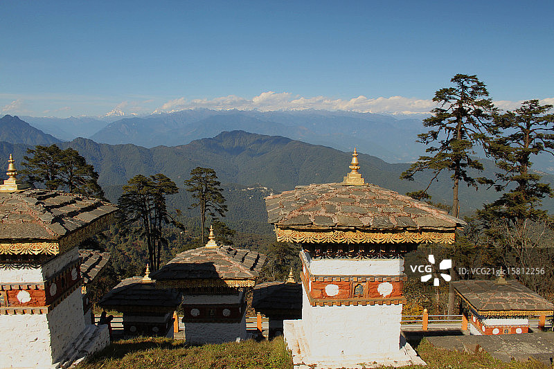 不丹多雄拉山口的佛塔图片素材