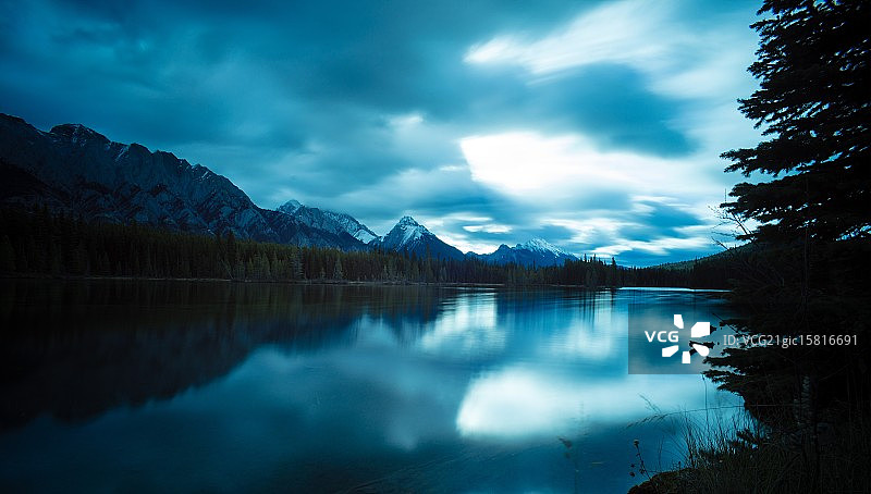 阴沉的早晨图片素材