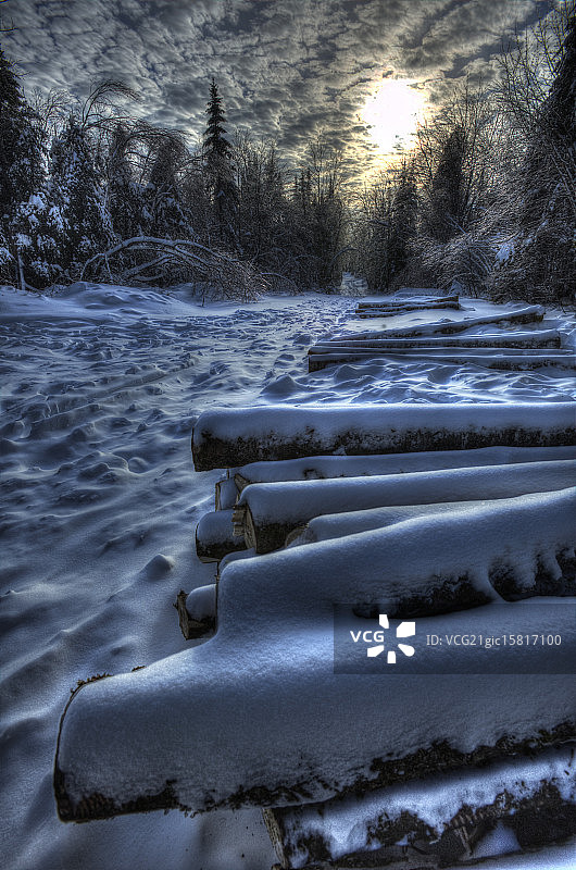 HDR希伯伦山冬季雪地原木图片素材
