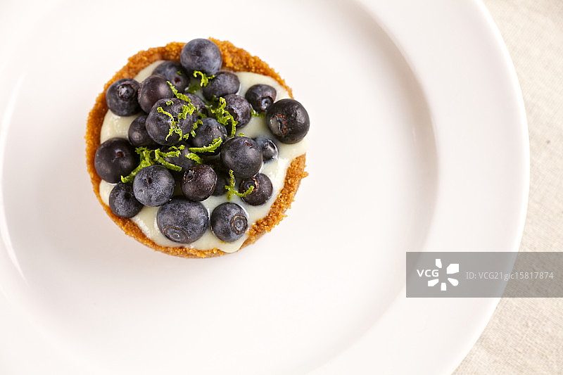 盘子里的蓝莓玛芬俯视图图片素材